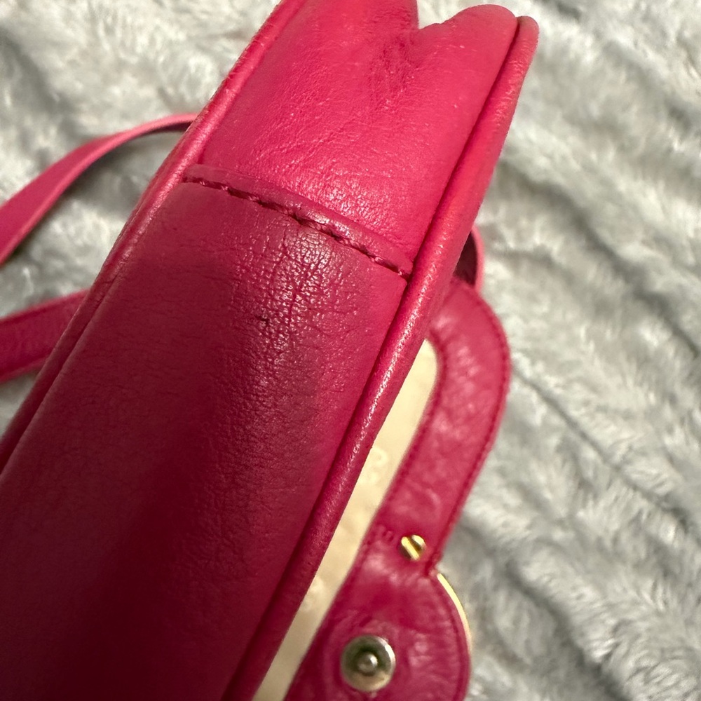 Tory Burch Amanda Pebbled Leather Crossbody in Berry Pink with Gold Hardware - Picture 6 of 11